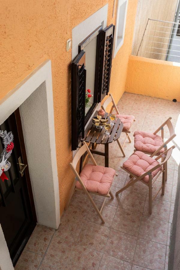 Apartman Verbenia Vrbnik Eksteriør bilde